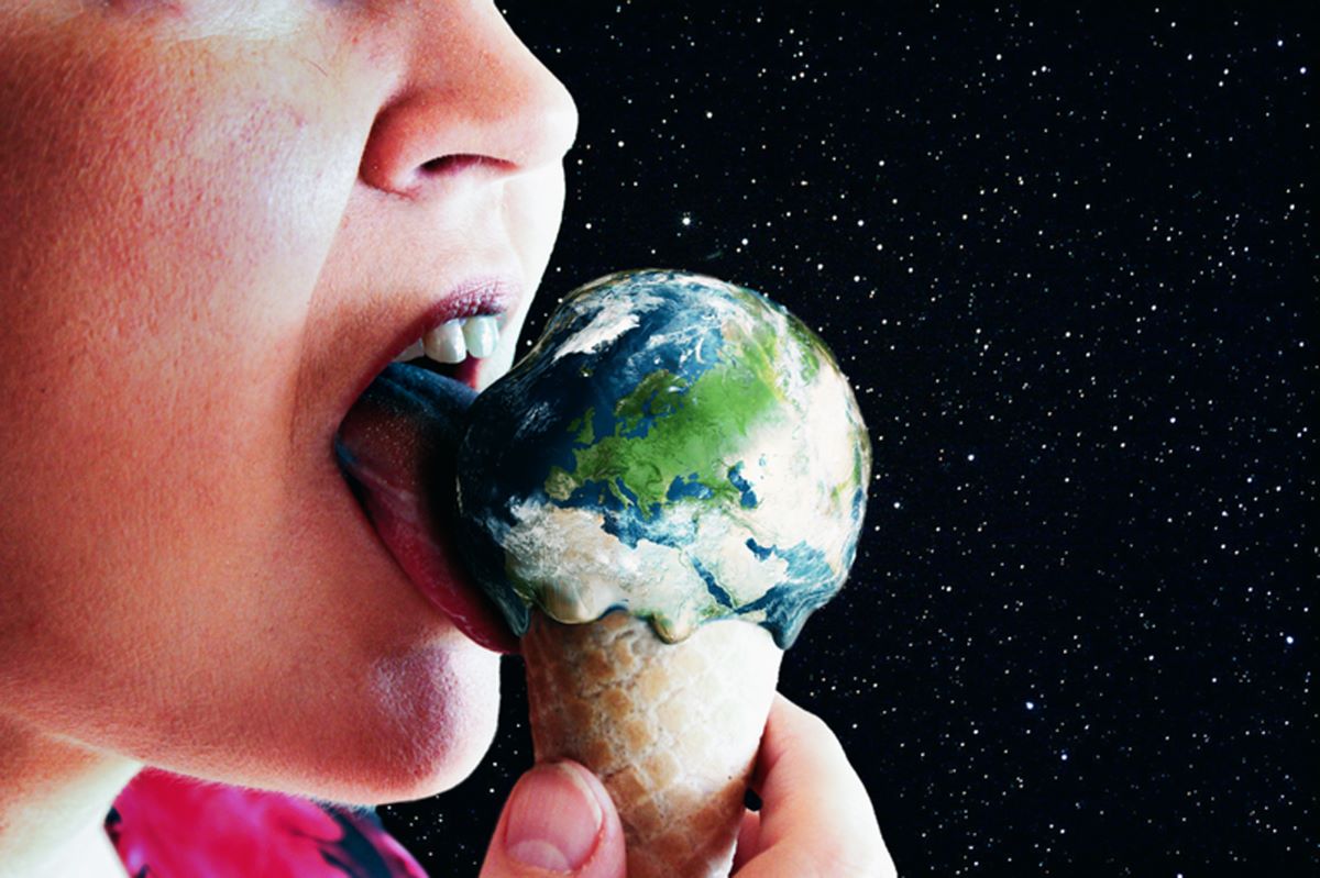 Foto Kind mit Weltkugel als Eis