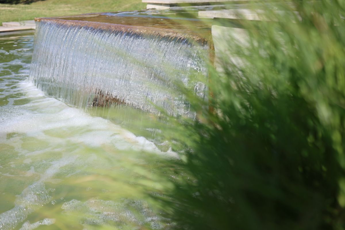 Wasser läuft über eine Stufe.