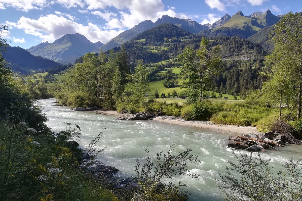 Naturnahe Kulturlandschaft in Osttirol und der Fluss Isel.