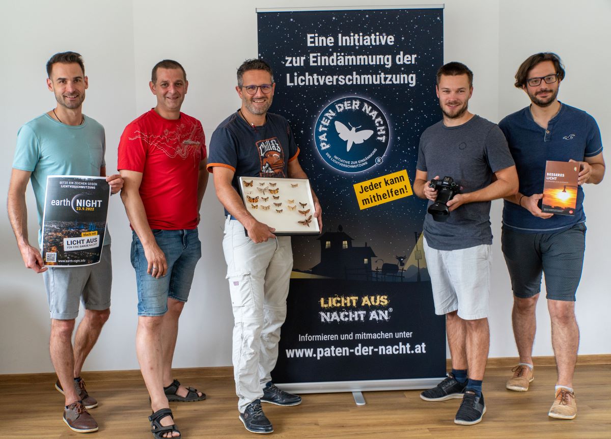 Das Foto zeigt fünf Personen, sie sind die sogenannten Paten der Nacht.