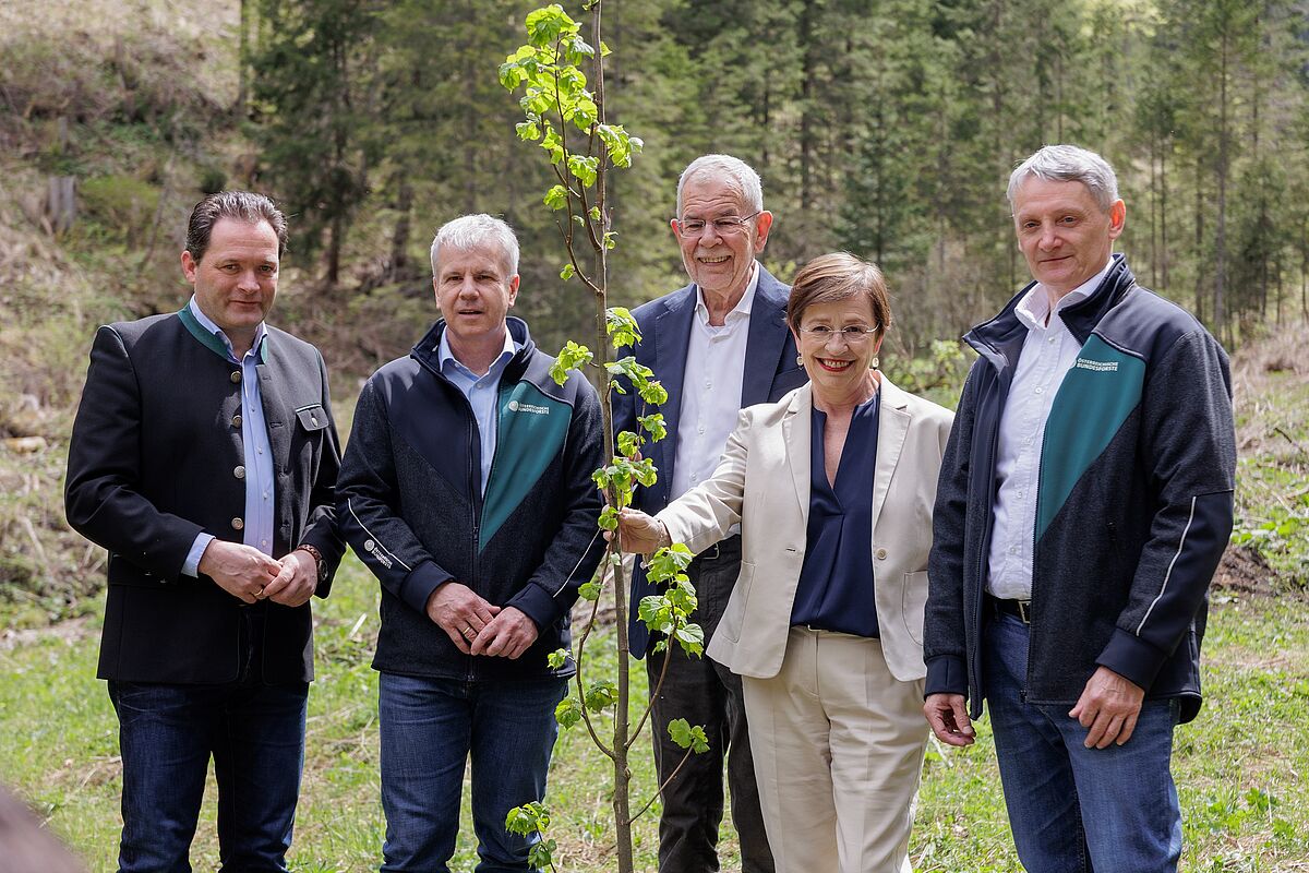 v.l. Forst- und Umweltminister Norbert Totschnig, ÖBf-Vorstand Andreas Gruber, Bundespräsident Alexander Van der Bellen, Doris Schmidauer und ÖBf-Vorstandssprecher Georg Schöppl beim Auftakt der Biodiversitätsinitiative „100 Jahre – 100 Hektar“ Gruppenbild: Forst- und Umweltminister Norbert Totschnig, ÖBf-Vorstand Andreas Gruber, Bundespräsident Alexander Van der Bellen, Doris Schmidauer und ÖBf-Vorstandssprecher Georg Schöppl beim Auftakt der Biodiversitätsinitiative „100 Jahre – 100 Hektar“