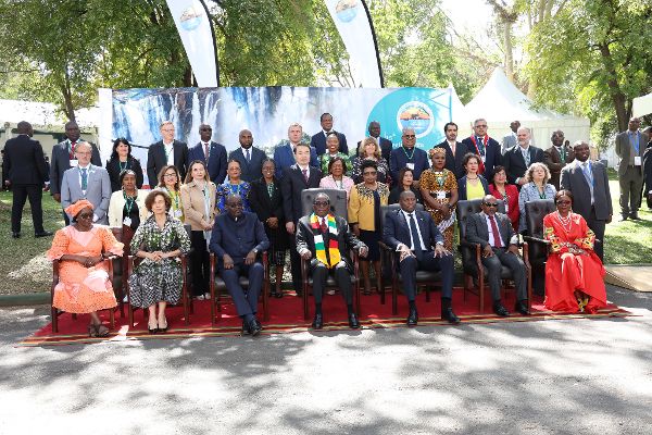 Gruppenfoto mit den offiziellen Verteterinnen und Vertretern von Simbabwe, dem Gastgeberland der internationalen Ramsar-Konferenz 2025.
